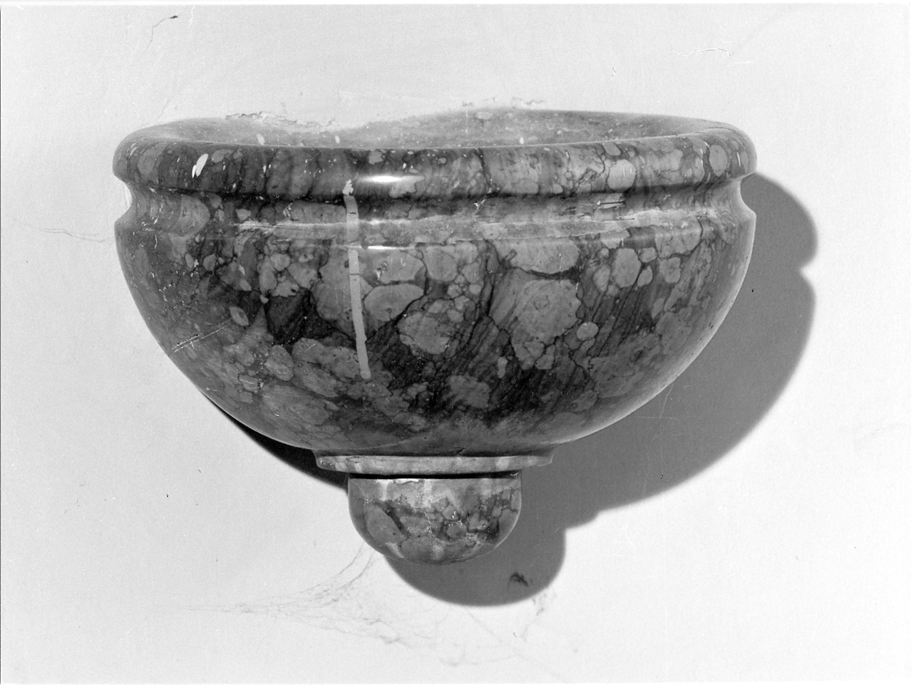 acquasantiera da parete, opera isolata - ambito mantovano (fine/inizio secc. XVII/ XVIII)