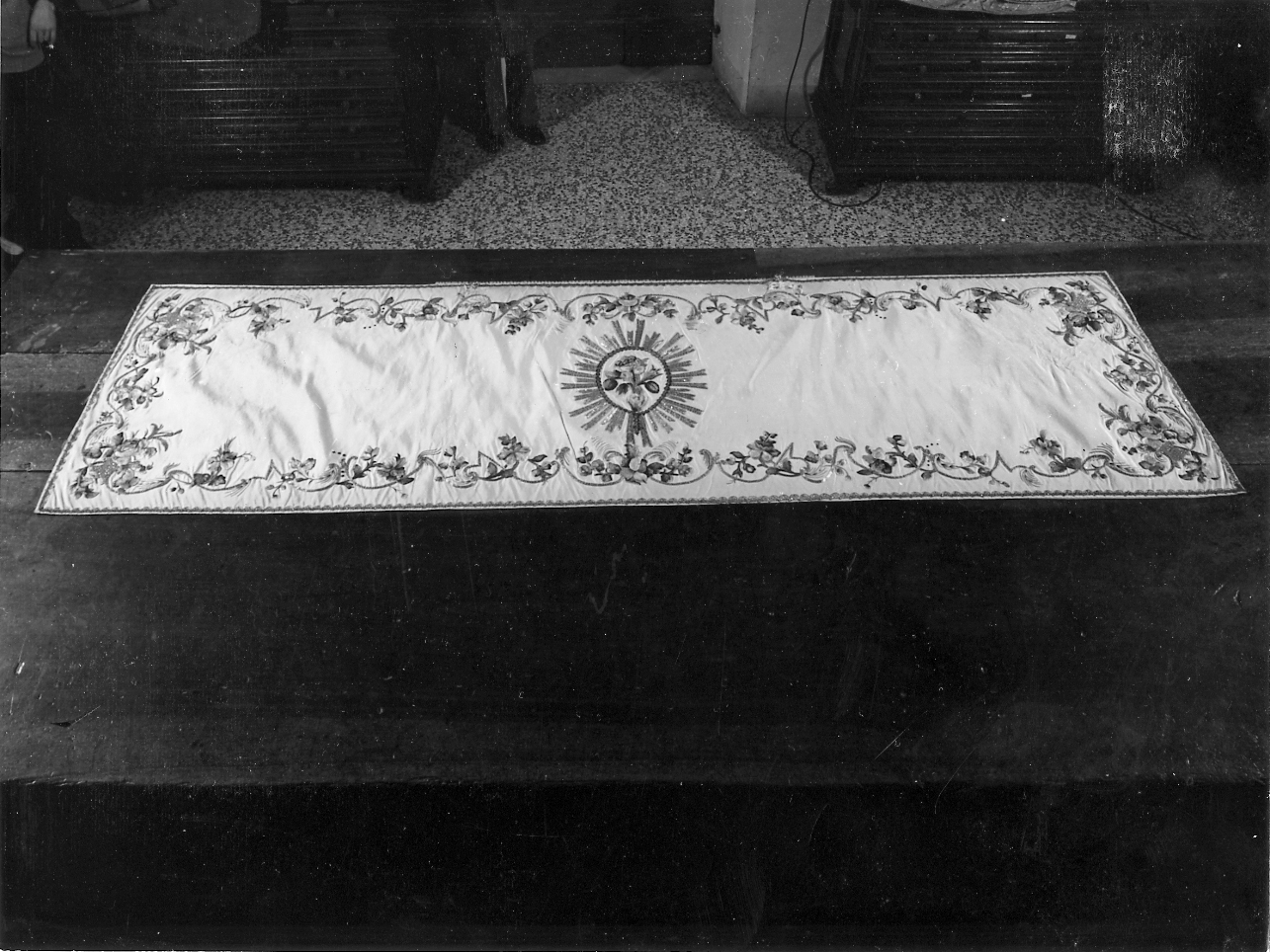 velo omerale, opera isolata - manifattura italiana (sec. XVIII, sec. XX)