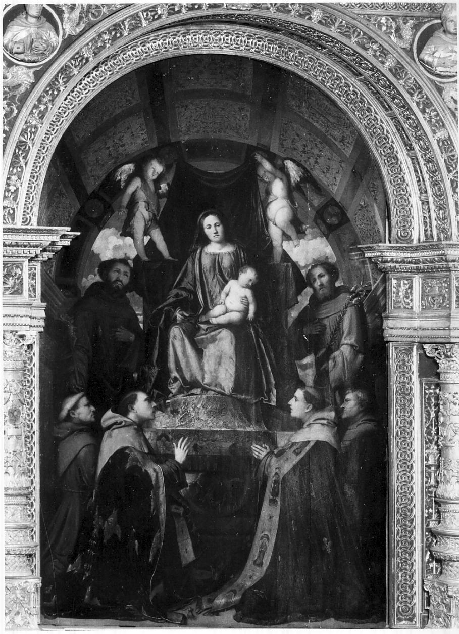 la Madonna in trono con il Bambino tra i santi Francesco ed Antonio, Bonaventura, Ludovico da Tolosa e due frati (dipinto, opera isolata) di Romani Girolamo detto Romanino (attribuito) (sec. XVI)