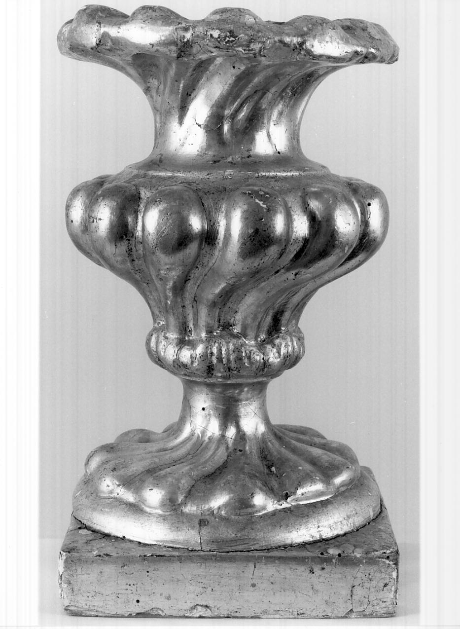 vaso d'altare con composizione floreale, serie - ambito lombardo (ultimo quarto sec. XVIII)