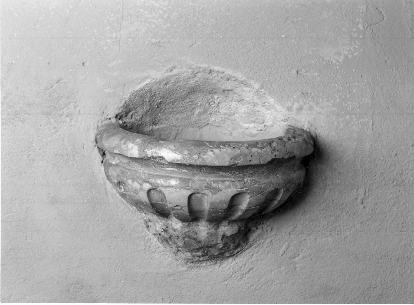 acquasantiera da parete, opera isolata - ambito lombardo (terzo quarto sec. XVIII)