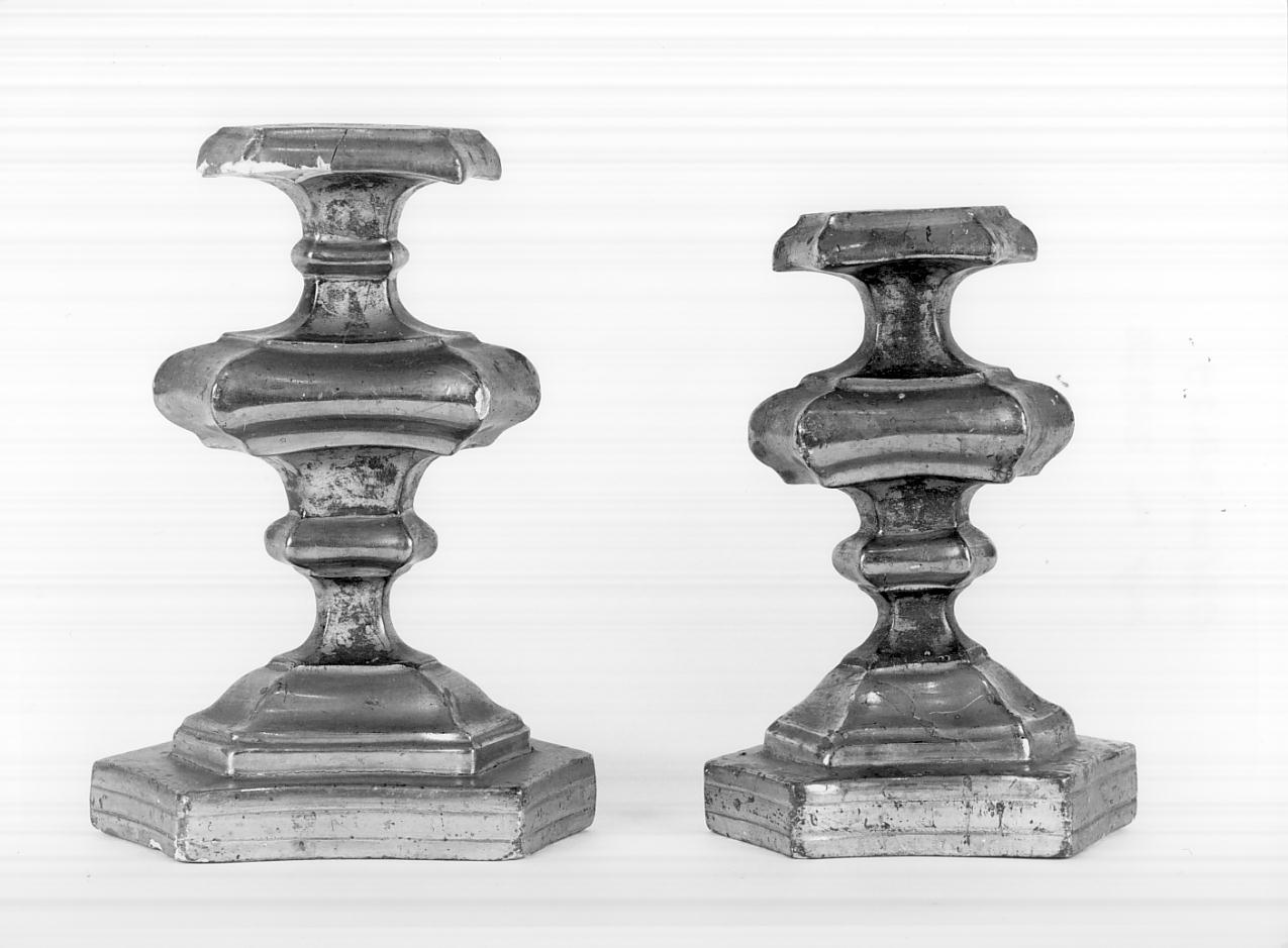 vaso d'altare con composizione floreale, serie - ambito bresciano (seconda metà sec. XVIII)