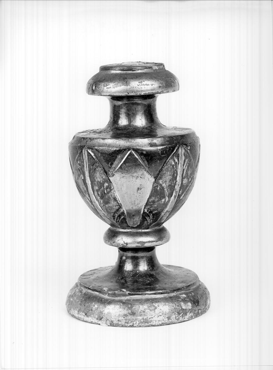 vaso d'altare con composizione floreale, serie - ambito bresciano (ultimo quarto sec. XVIII)
