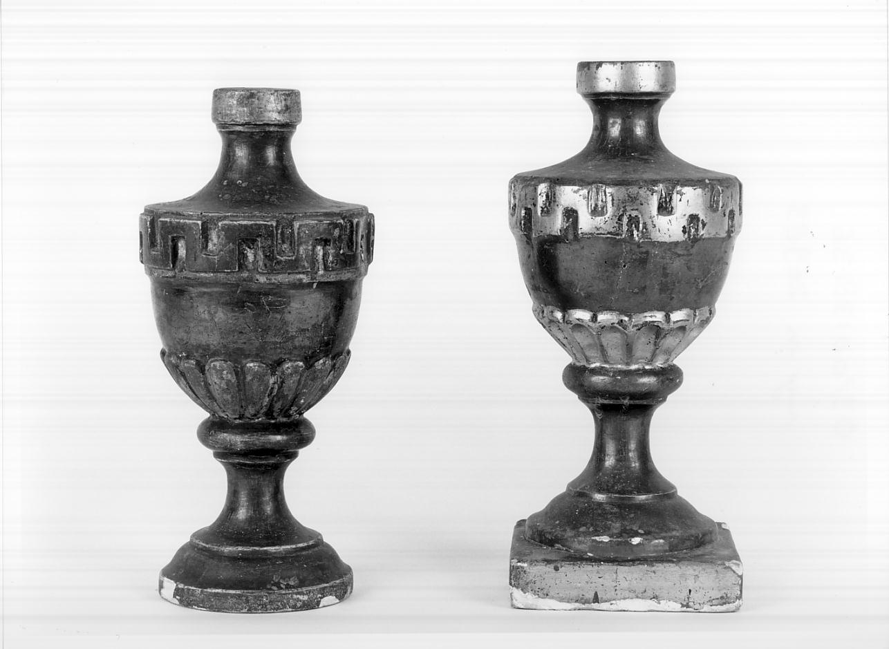 vaso d'altare con composizione floreale, serie - ambito bresciano (fine/inizio secc. XVIII/ XIX)