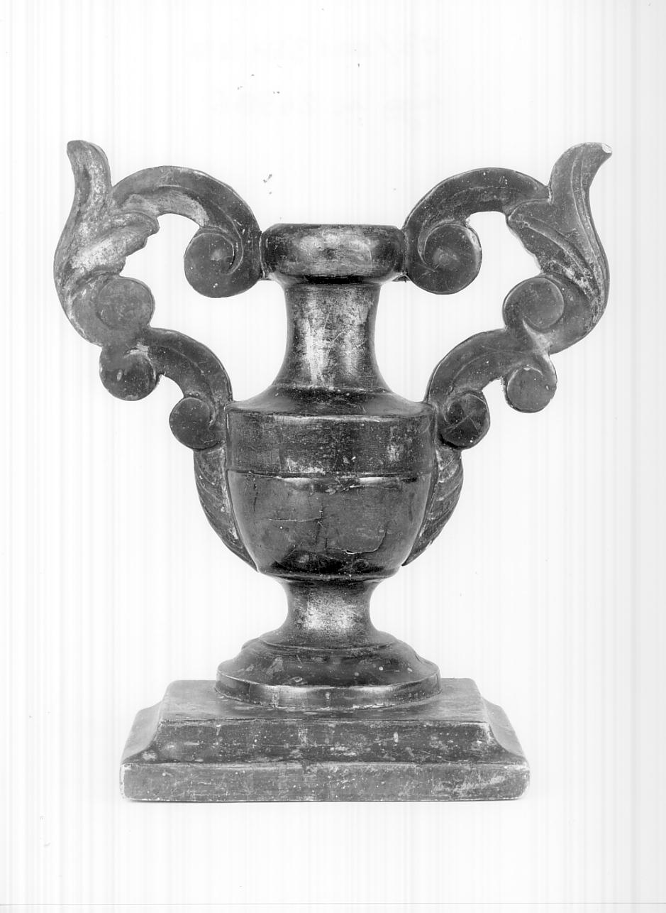 vaso d'altare con composizione floreale, serie - ambito bresciano (prima metà sec. XVIII)