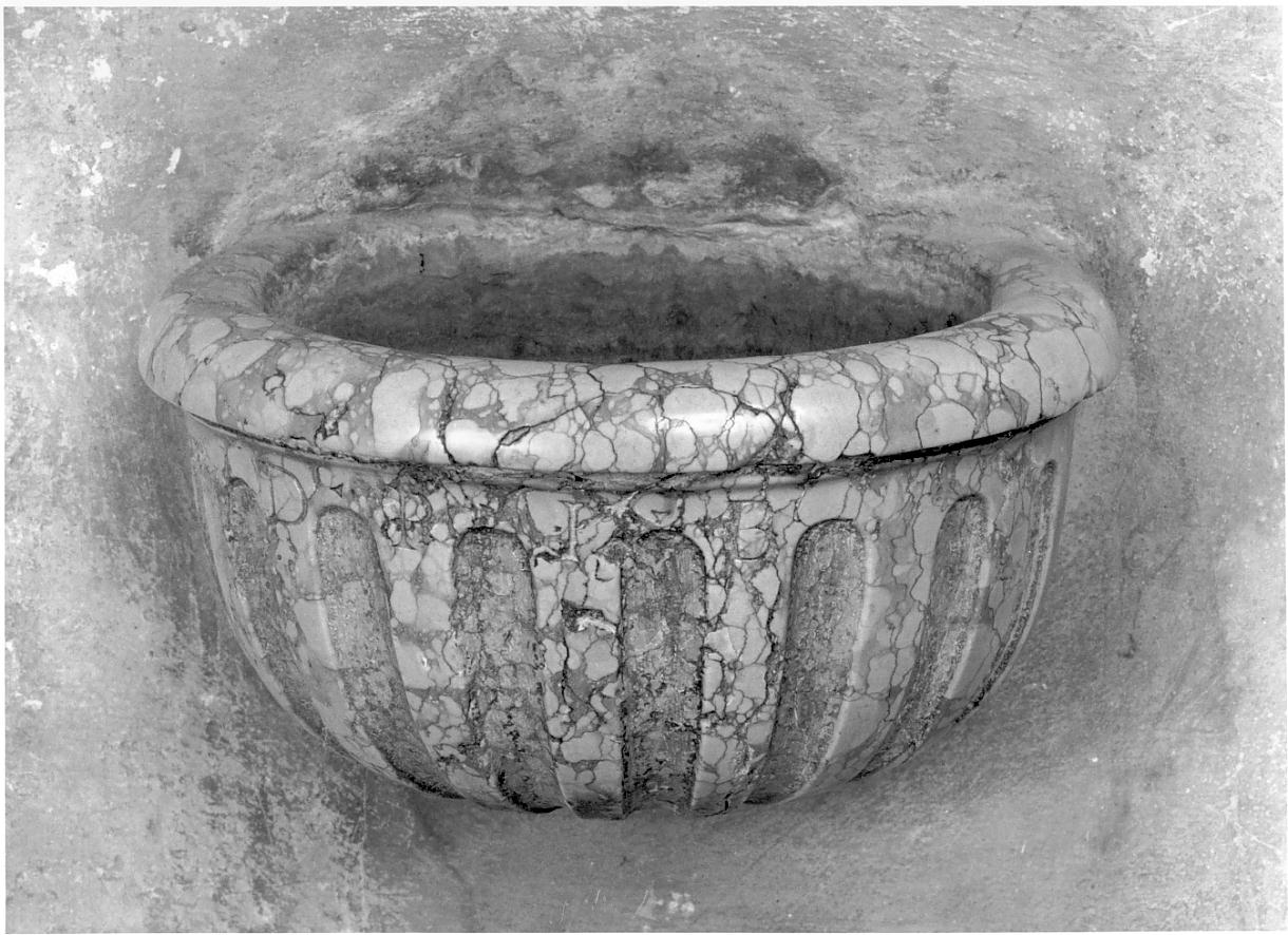 acquasantiera da parete, serie - produzione lombarda (seconda metà sec. XVIII)