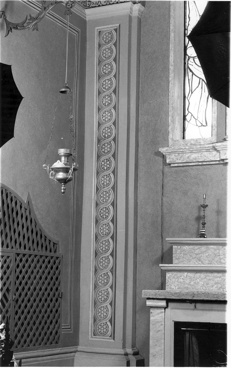 motivo decorativo a intreccio con fiori (decorazione pittorica, elemento d'insieme) - ambito mantovano (primo quarto sec. XX)