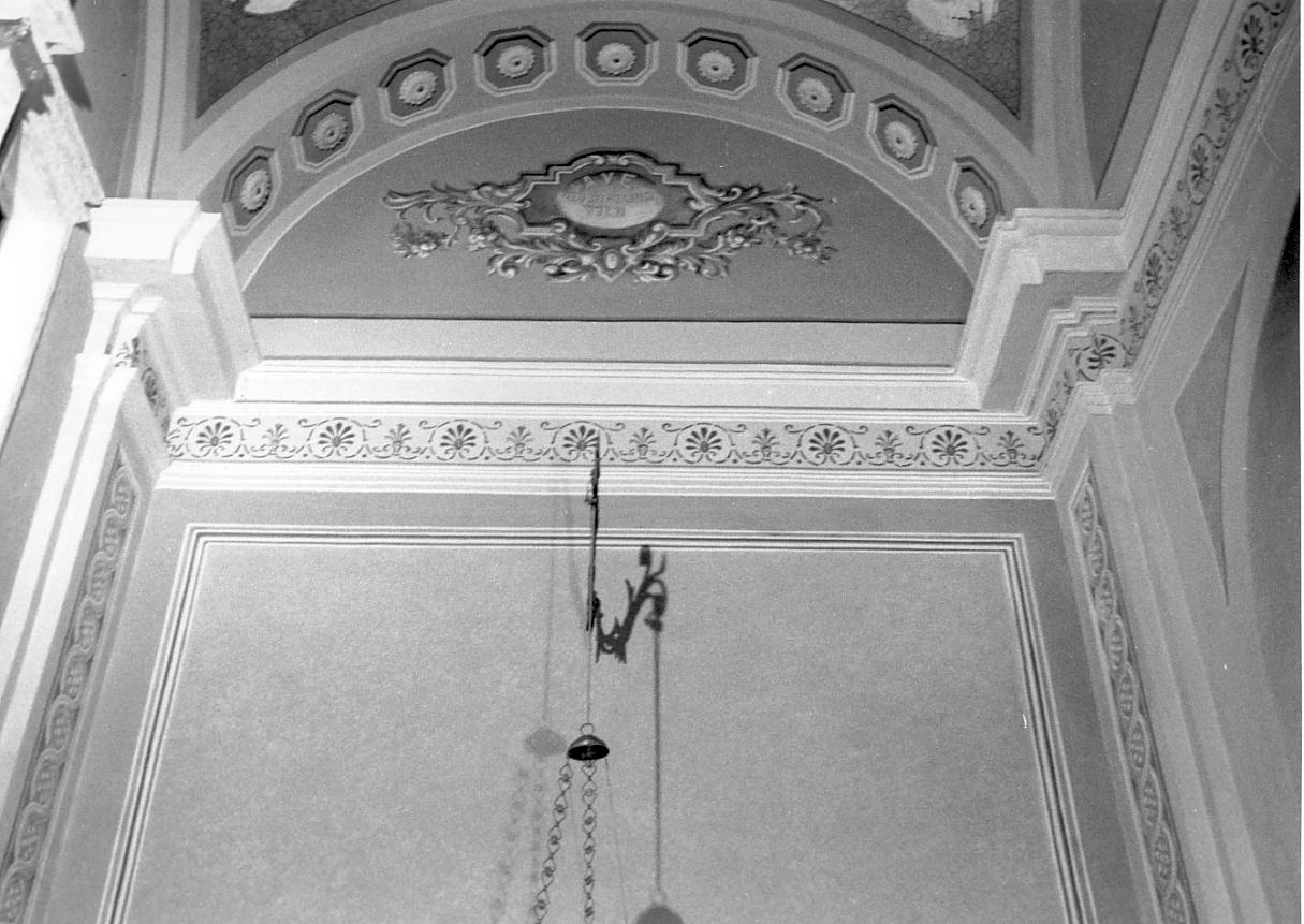 motivo decorativo a finti cassettoni con rosette / cartiglio con iscrizione / motivi decorativi fitomorfi (decorazione pittorica, elemento d'insieme) - ambito mantovano (primo quarto sec. XX)