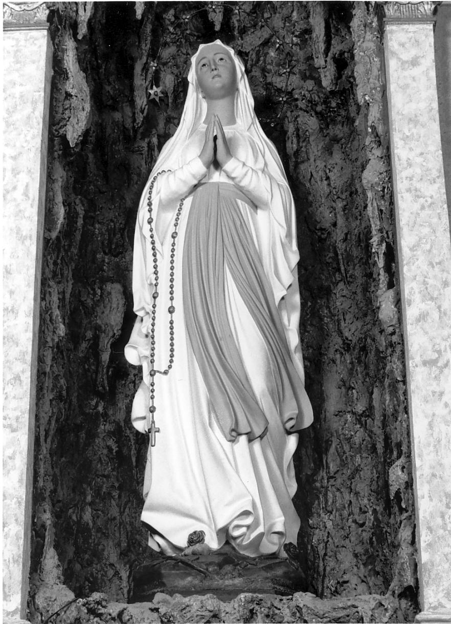 Madonna di Lourdes (statua, opera isolata) di Rosa Zanasio ditta (primo quarto sec. XX)