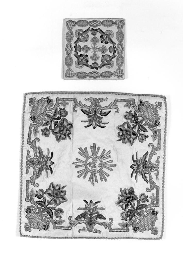 motivi decorativi floreali/fitomorfi/graticci/ostia con monogramma eucaristico (velo di calice, elemento d'insieme) - manifattura italiana (metà sec. XVIII)