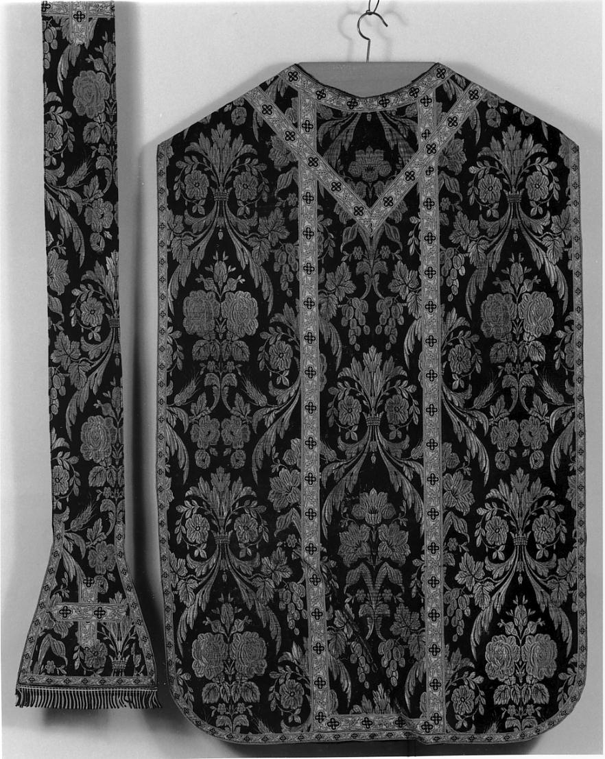 motivi decorativi floreali / rose / volute fitomorfe (paramento liturgico, elemento d'insieme) - manifattura italiana (secondo quarto sec. XX)