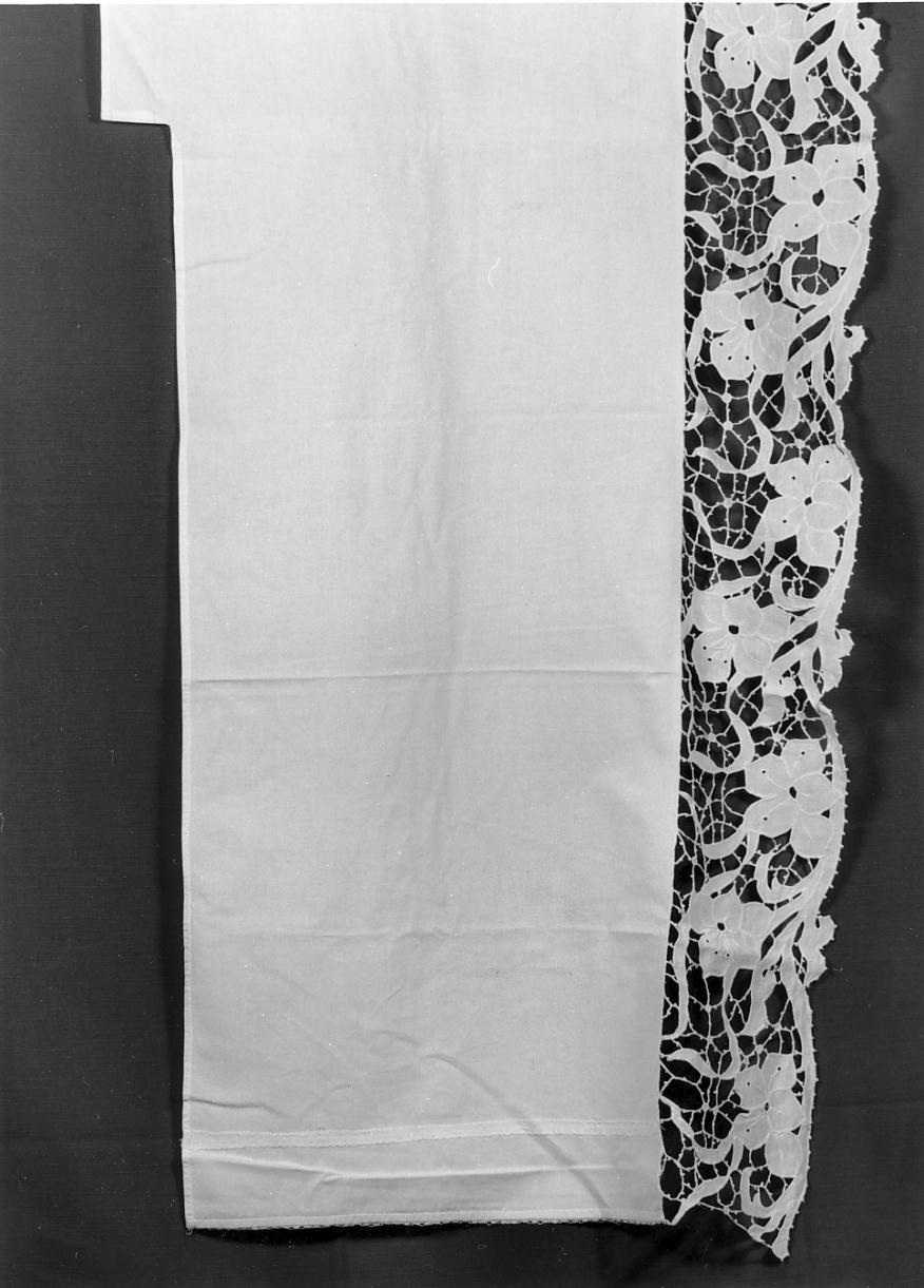 motivi decorativi floreali / gigli (tovaglia d'altare, opera isolata) di Cavicchini Maria (primo quarto sec. XX)