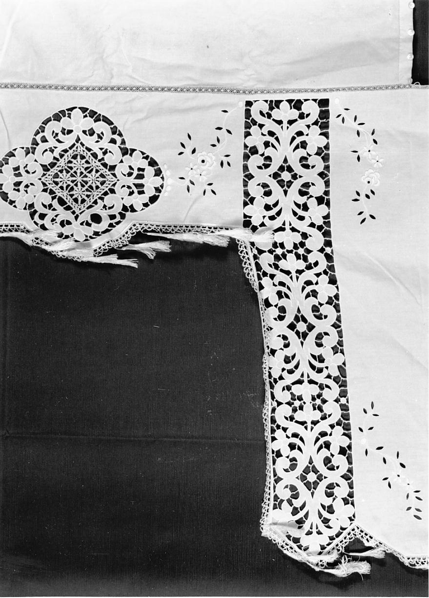 motivi decorativi floreali / fitomorfi (tovaglia d'altare, opera isolata) - ambito mantovano (fine/inizio secc. XIX/ XX)