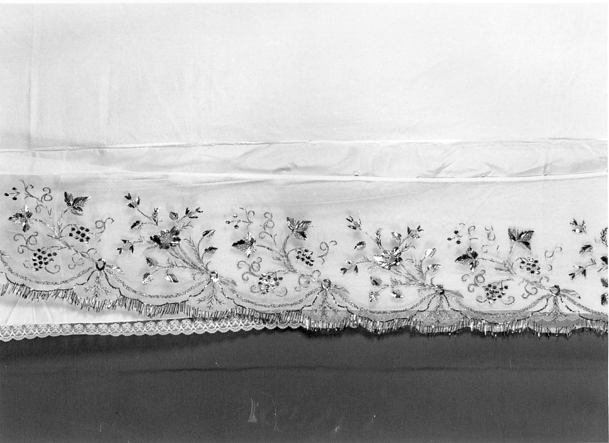 motivi decorativi floreali / papaveri / tralci d'uva (tovaglia d'altare, opera isolata) - ambito mantovano (secondo quarto sec. XX)