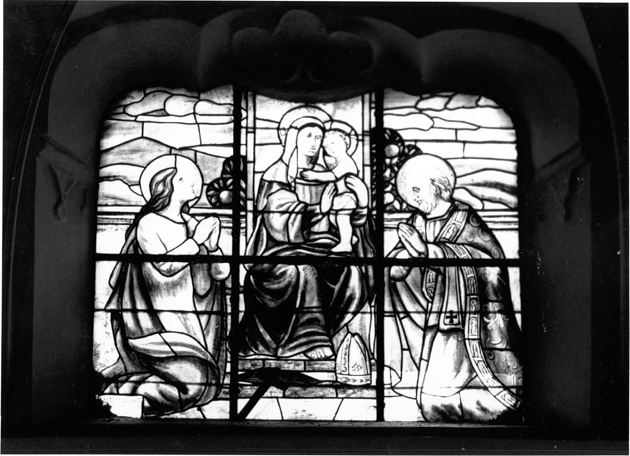 Madonna con Bambino (vetrata, opera isolata) di Ballardini Scipione (bottega) (secondo quarto sec. XX)