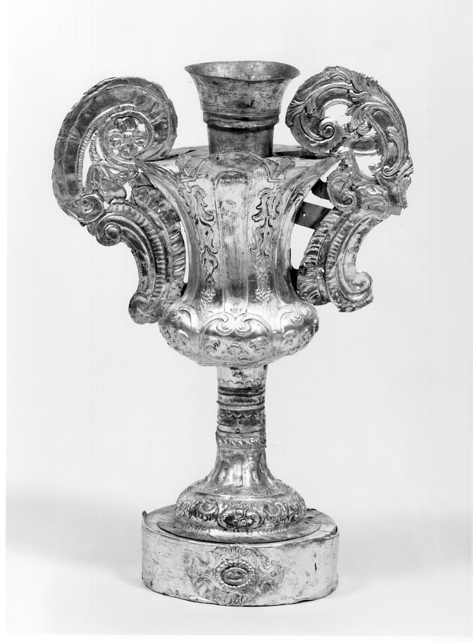 vaso d'altare con composizione floreale, serie - produzione lombarda (seconda metà sec. XVIII)