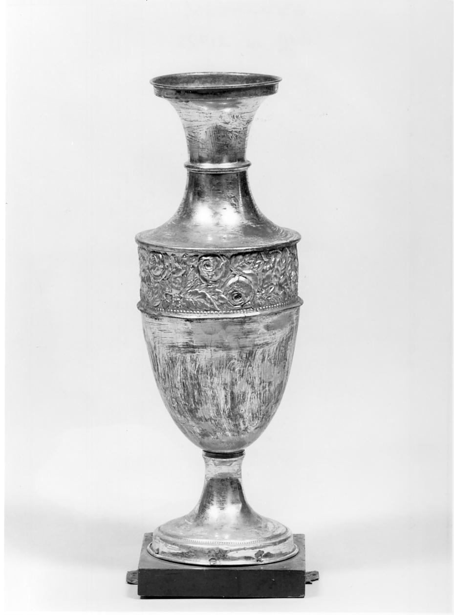 vaso d'altare con composizione floreale, serie - produzione lombarda (prima metà sec. XIX)
