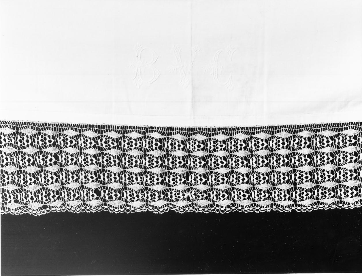 motivi decorativi geometrici a losanga (tovaglia d'altare, opera isolata) - manifattura cremonese (primo quarto, primo quarto sec. XX, sec. XX)