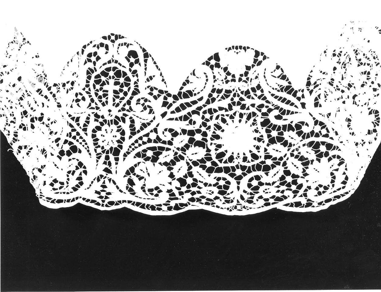 motivi decorativi floreali/ monogramma cristologico (camice, opera isolata) - manifattura cremonese (fine/inizio secc. XVIII/ XIX)