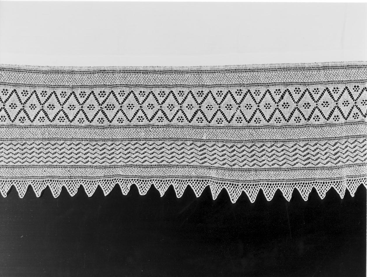 motivi decorativi geometrici (tovaglia d'altare, opera isolata) - manifattura cremonese (primo quarto sec. XX)