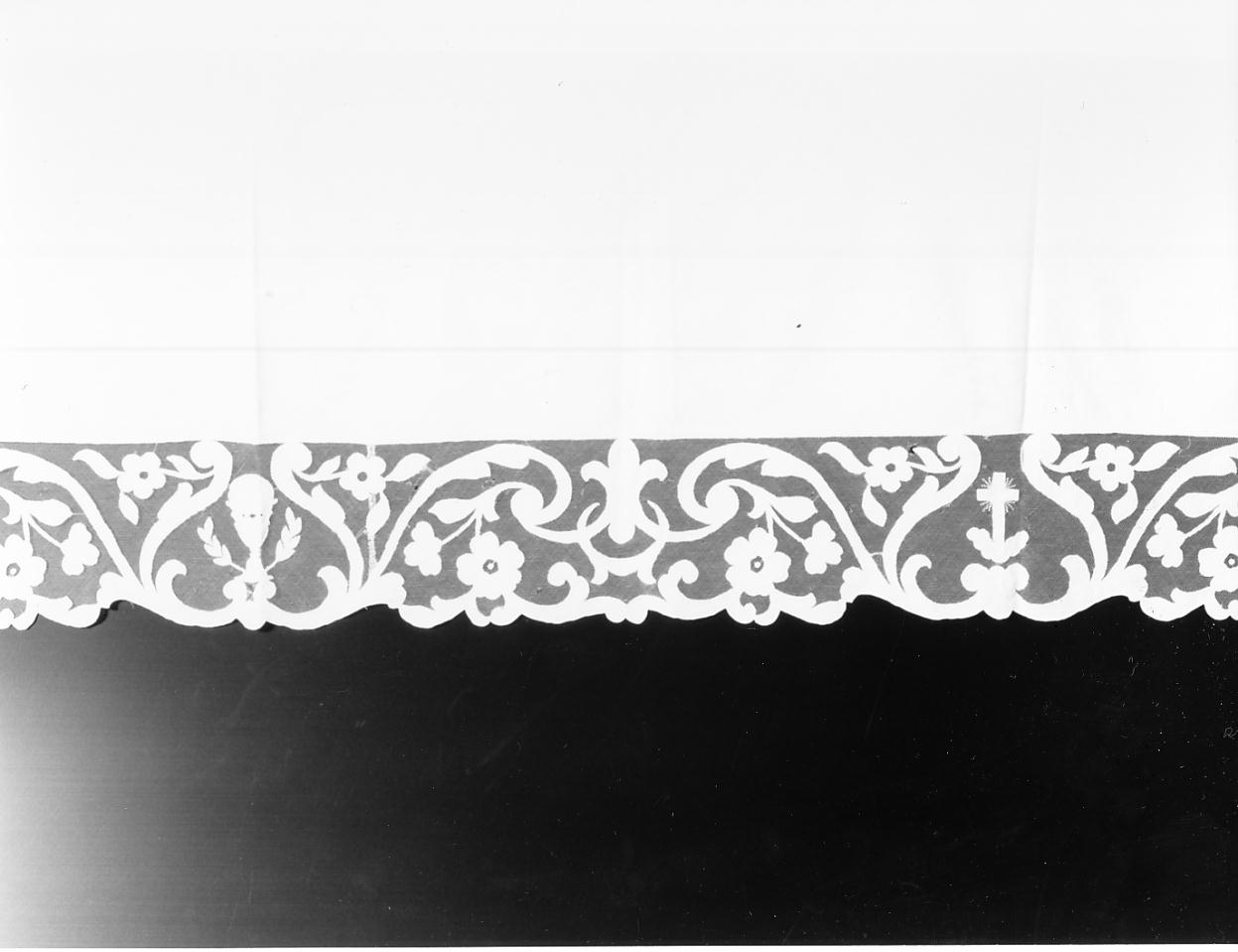 motivi decorativi floreali/ simboli eucaristici (tovaglia d'altare, opera isolata) - manifattura cremonese (ultimo quarto sec. XIX)