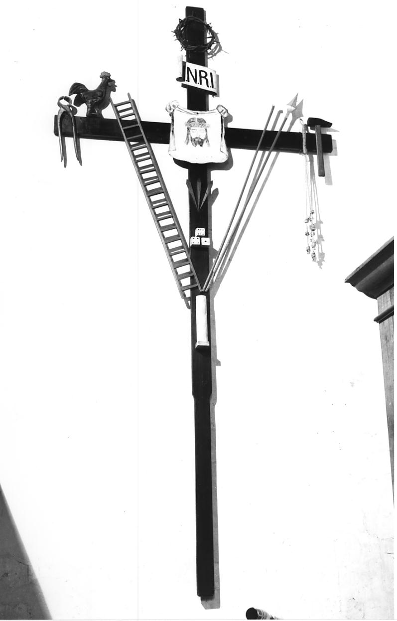 simboli della passione (croce processionale, opera isolata) - manifattura mantovana (prima metà sec. XX)