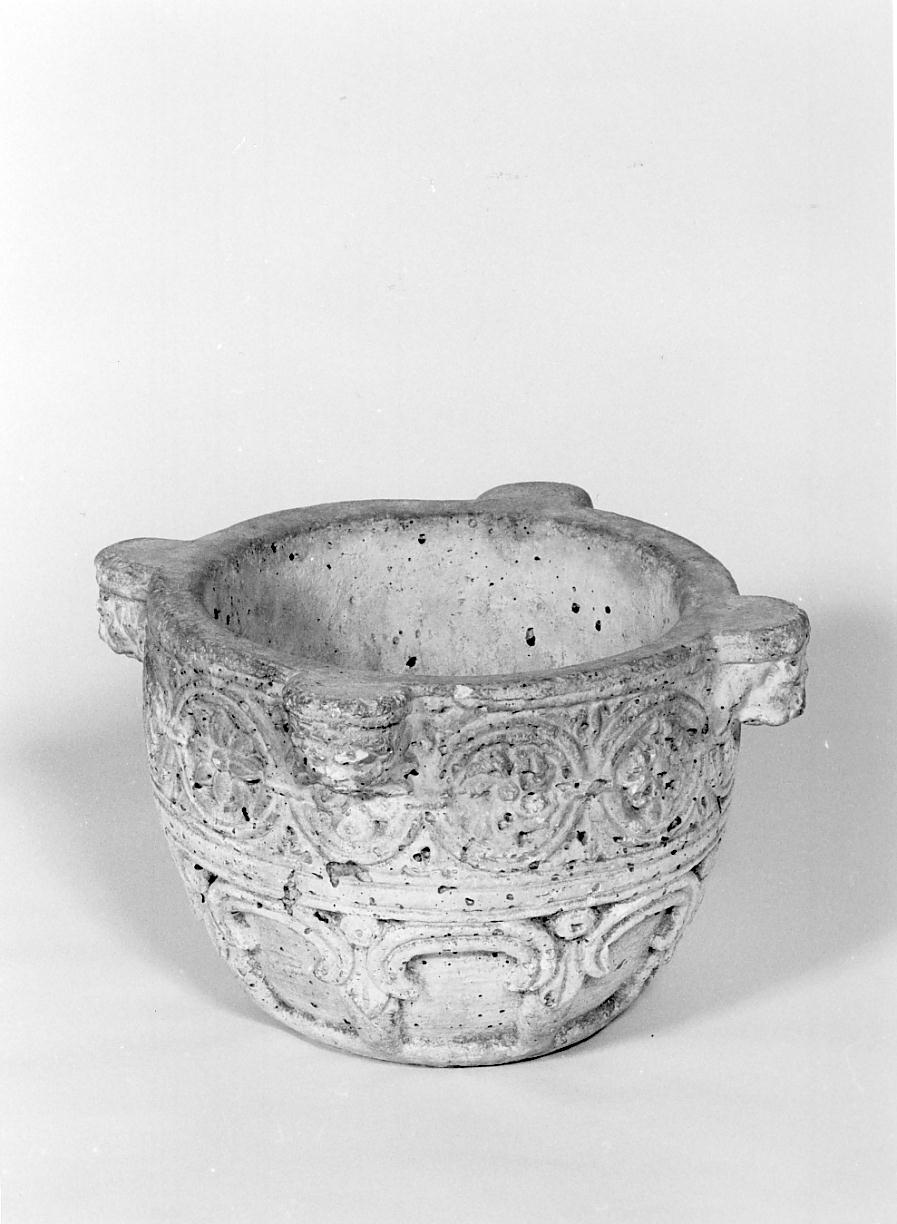 motivi decorativi floreali/ a volute (acquasantiera, opera isolata) - ambito bresciano (sec. XIII)