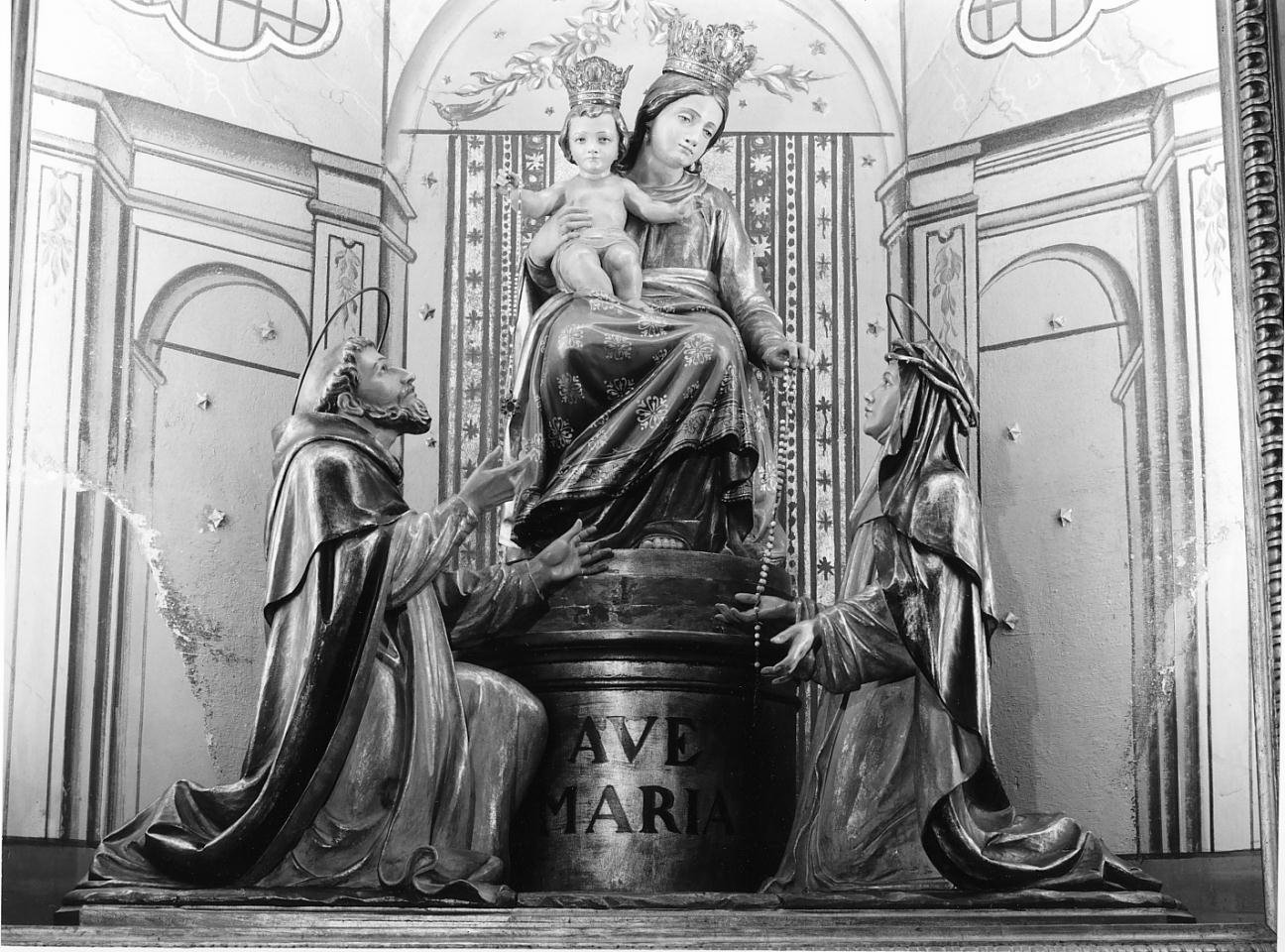 Madonna del rosario con Gesù Bambino, San Domenico e Santa Caterina (gruppo scultoreo, opera isolata) - ambito bresciano (sec. XX)