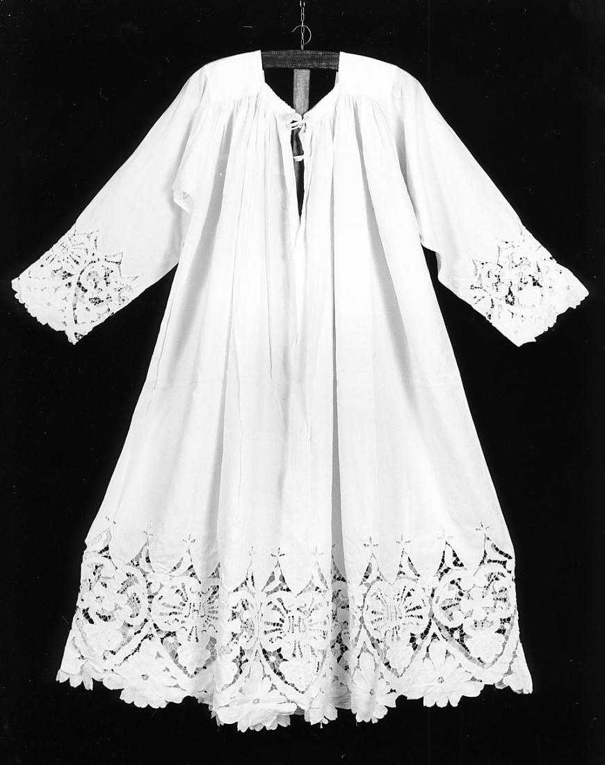 monogramma cristologico/ motivi decorativi vegetali (camice, serie) - manifattura cremonese (primo quarto sec. XX)