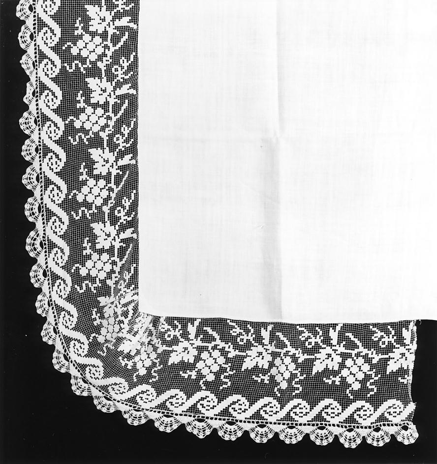 simboli eucaristici/ motivi decorativi geometrici (tovaglia d'altare, opera isolata) - manifattura cremonese (prima metà sec. XX)