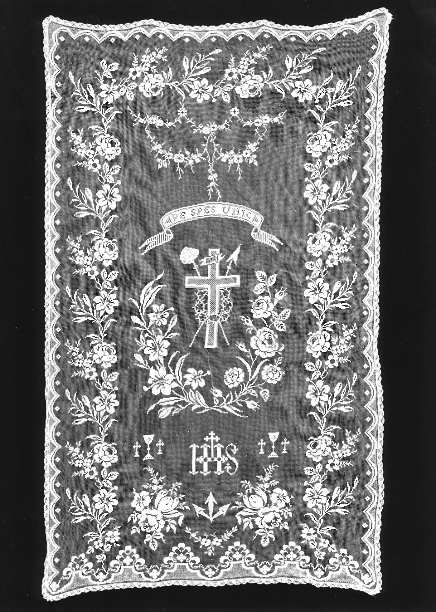 simboli mariani/ simboli della Passione/ motivi decorativi vegetali (merletto, opera isolata) - manifattura cremonese (primo quarto sec. XX)