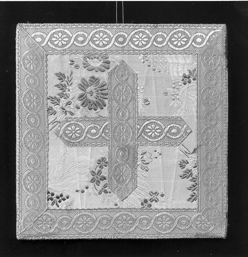 motivi decorativi vegetali/ croce (borsa del corporale, opera isolata) - manifattura cremonese (prima metà sec. XX)