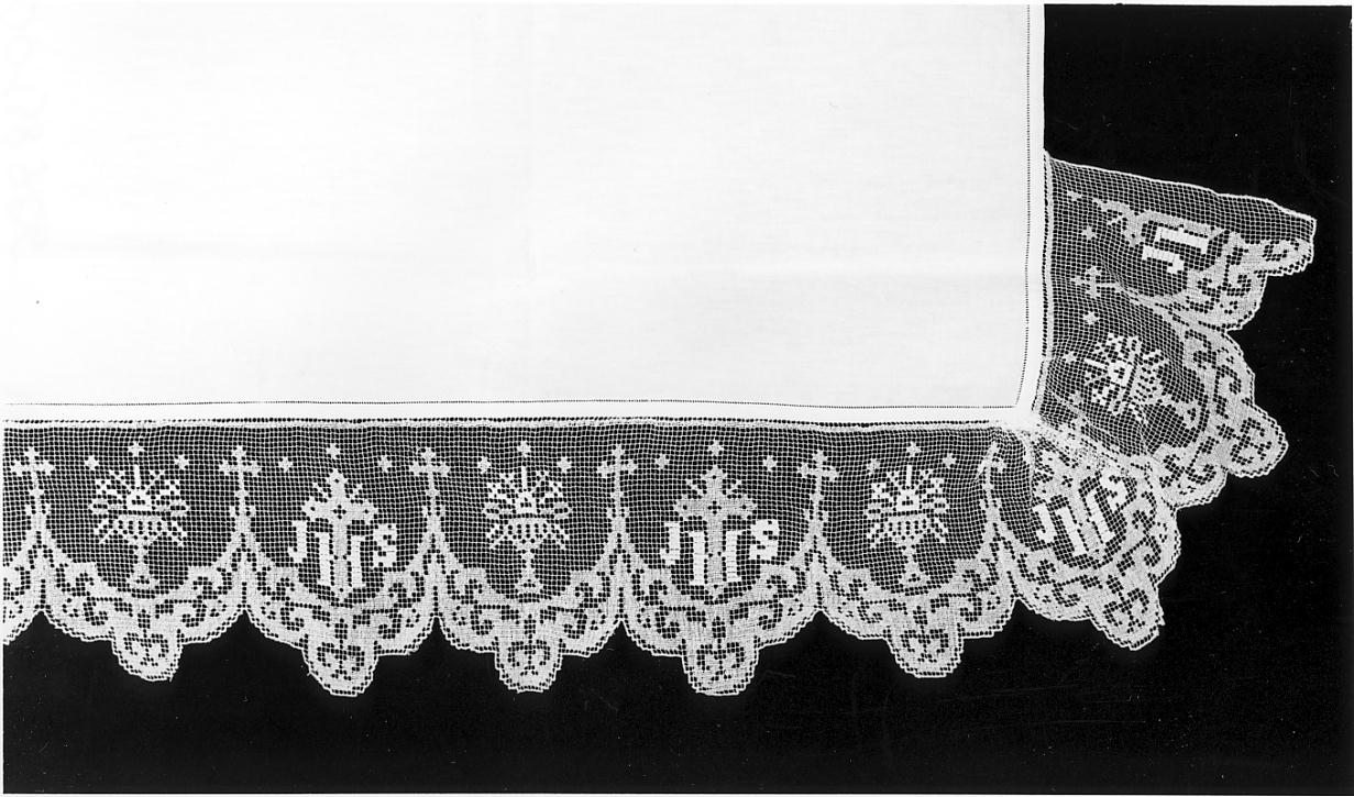 monogeramma cristologico/ calice/ motivi decorativi geometrici (tovaglia, serie) - manifattura cremonese (prima metà sec. XX)