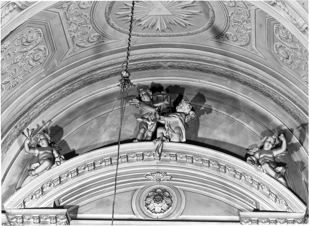 angeli/ simboli della passione (statua, elemento d'insieme) - ambito bresciano (seconda metà sec. XVIII)