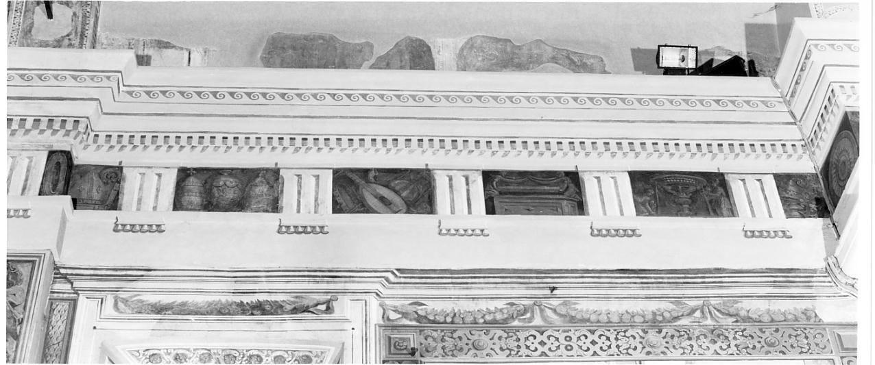 triglifi e metope con strumenti musicali e oggetti liturgici (decorazione pittorica, elemento d'insieme) di Rossi Gerolamo, Bagnatori Pietro Maria detto Bagnadore (sec. XVI)