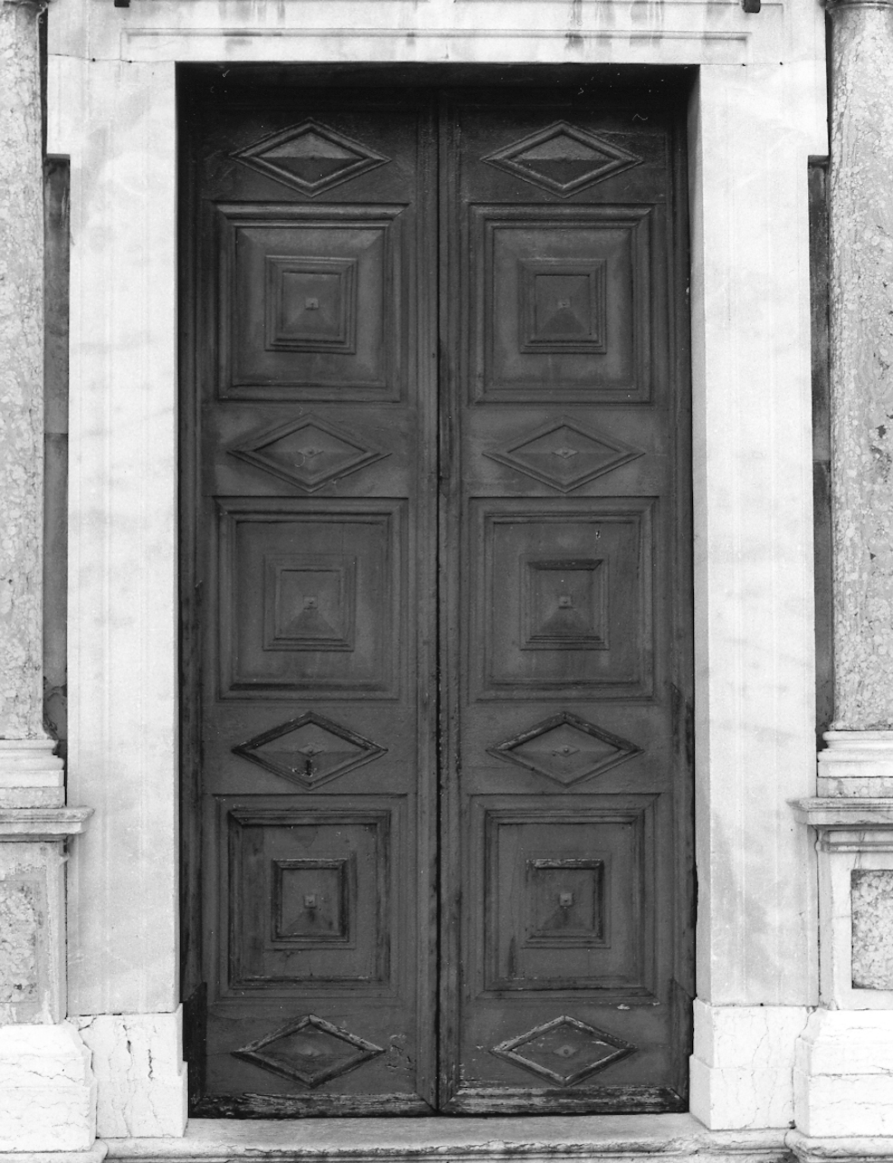 porta - a due battenti, serie - ambito lombardo (terzo quarto sec. XVII)