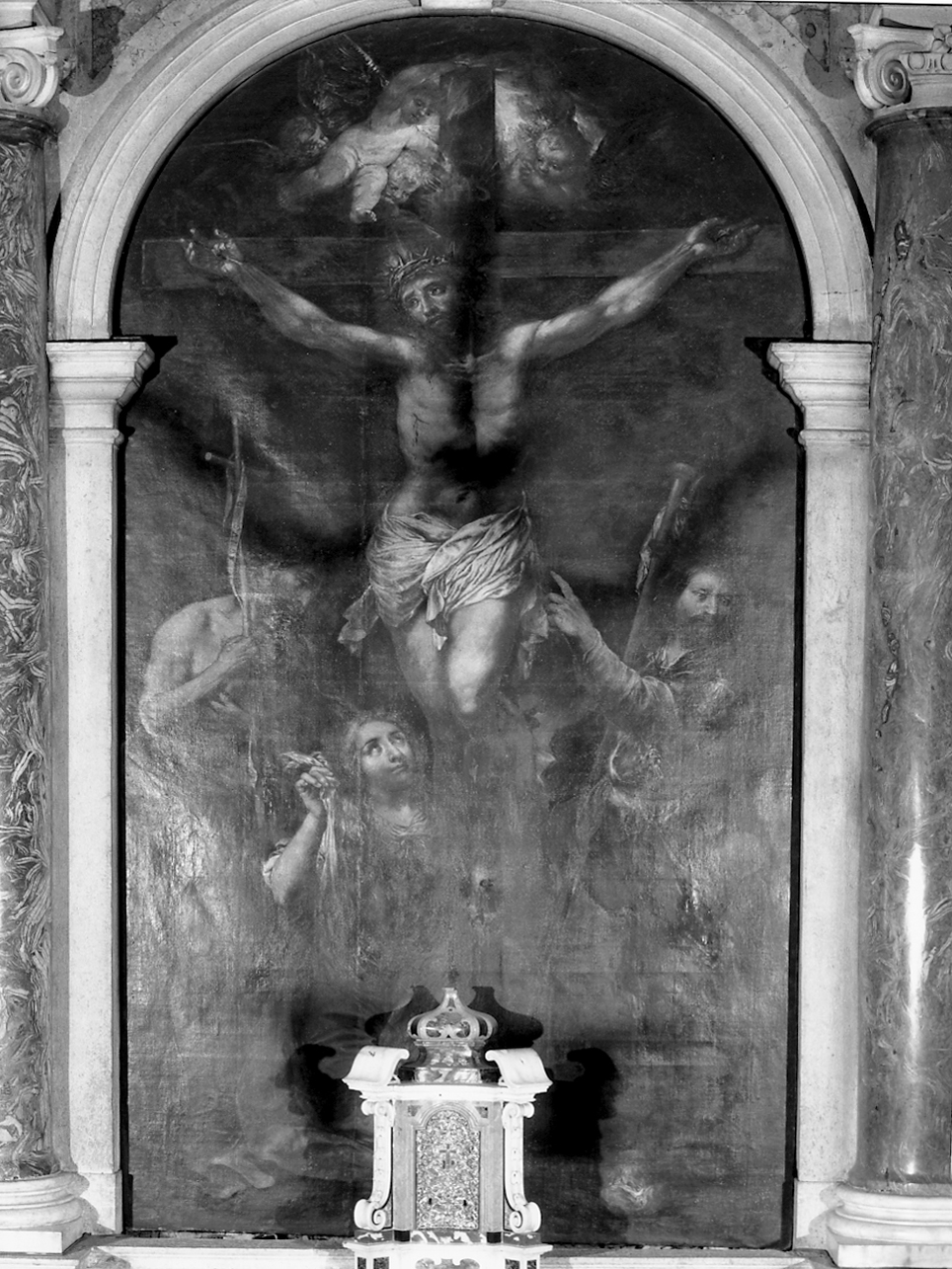 Cristo crocifisso con Santa Maria Maddalena, San Giovanni Battista e San Rocco (dipinto, elemento d'insieme) di Celesti Andrea (fine sec. XVII)