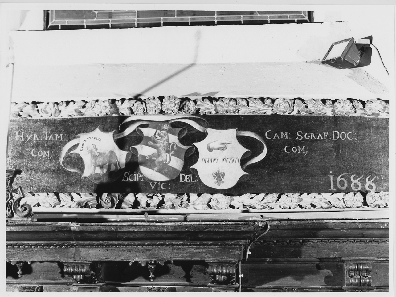 Stemma delle famiglie Tamagnini, Delai, Sgraffignoli e la data 1688 (dipinto, elemento d'insieme) di Celesti Andrea (sec. XVII)