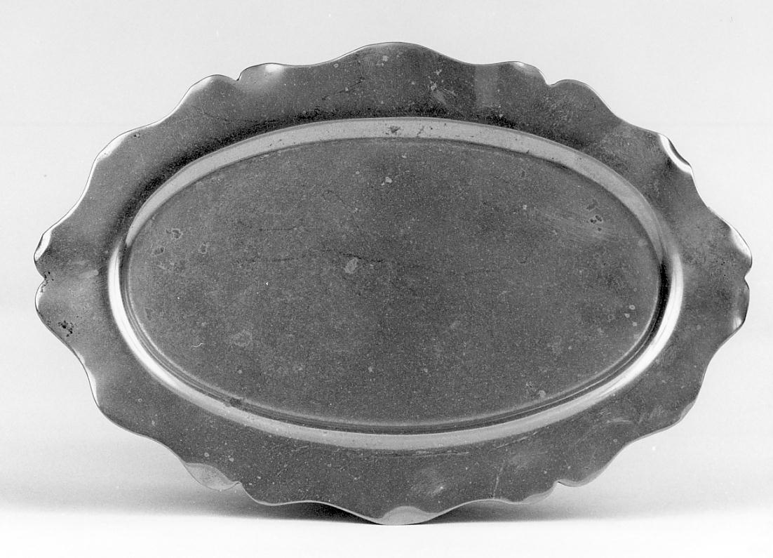 vassoio, opera isolata - produzione lombarda (prima metà sec. XX)