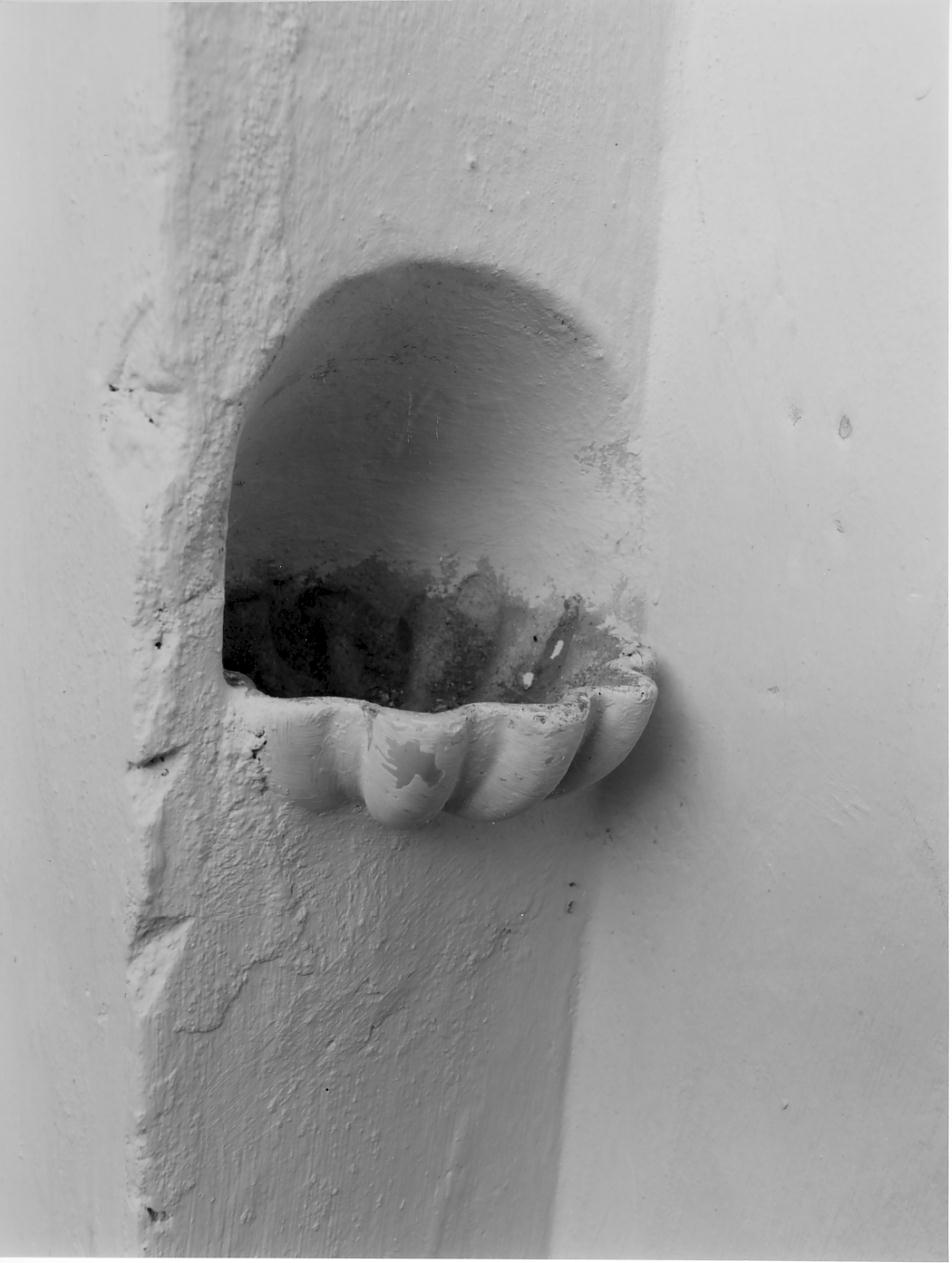 acquasantiera - a conchiglia, opera isolata - manifattura lombarda (seconda metà sec. XIX)