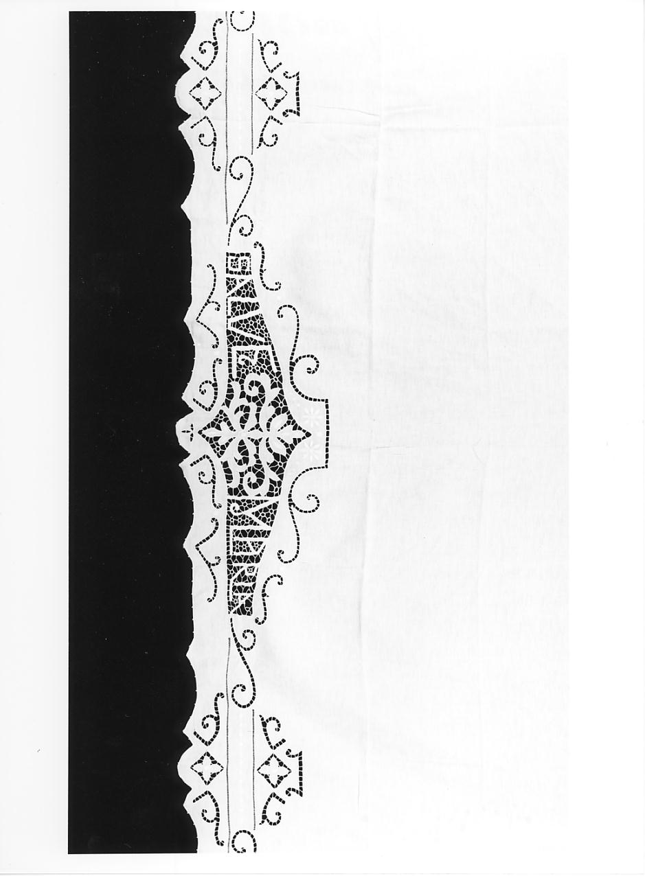 motivi decorativi/ iscrizione (tovaglia d'altare, opera isolata) - manifattura cremonese (prima metà sec. XX)