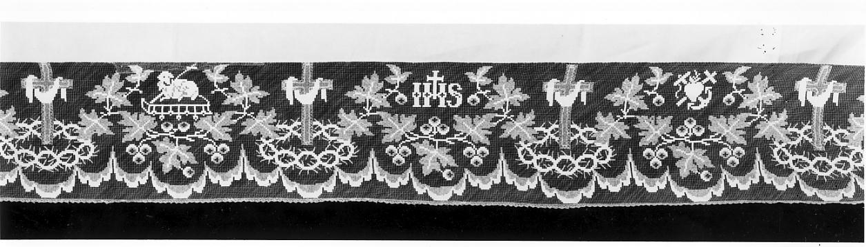 croce con simboli della Passione (tovaglia d'altare, opera isolata) - manifattura cremonese (prima metà sec. XX)