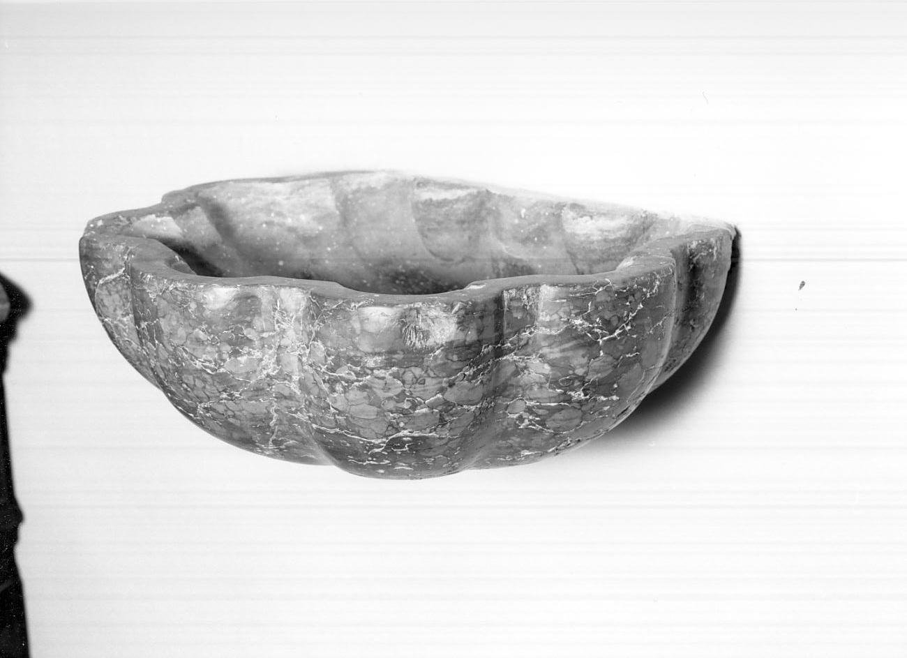 acquasantiera da parete, opera isolata - ambito mantovano (metà sec. XVIII)