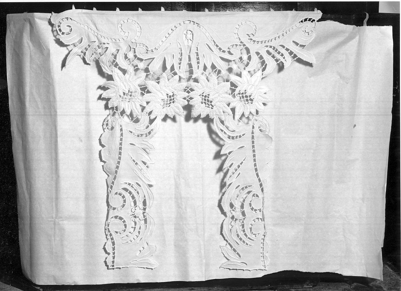 conopeo di tabernacolo, opera isolata - manifattura mantovana (prima metà sec. XX)