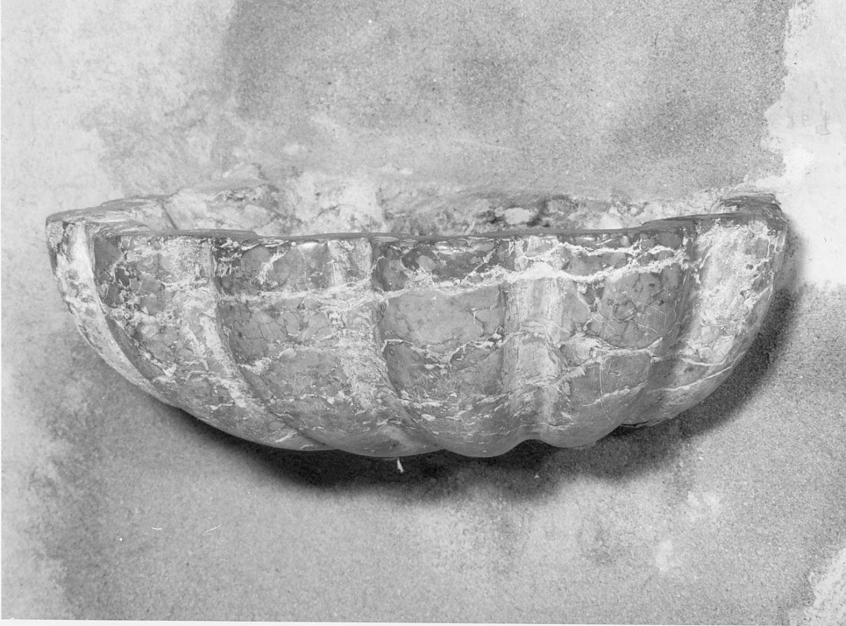 acquasantiera - a conchiglia - ambito mantovano (prima metà sec. XVIII)