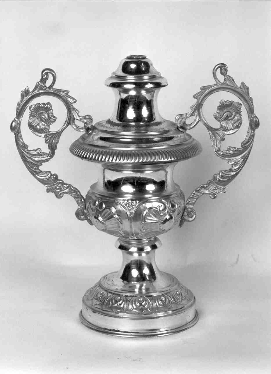 vaso d'altare con composizione floreale, serie - produzione lombarda (prima metà sec. XX)