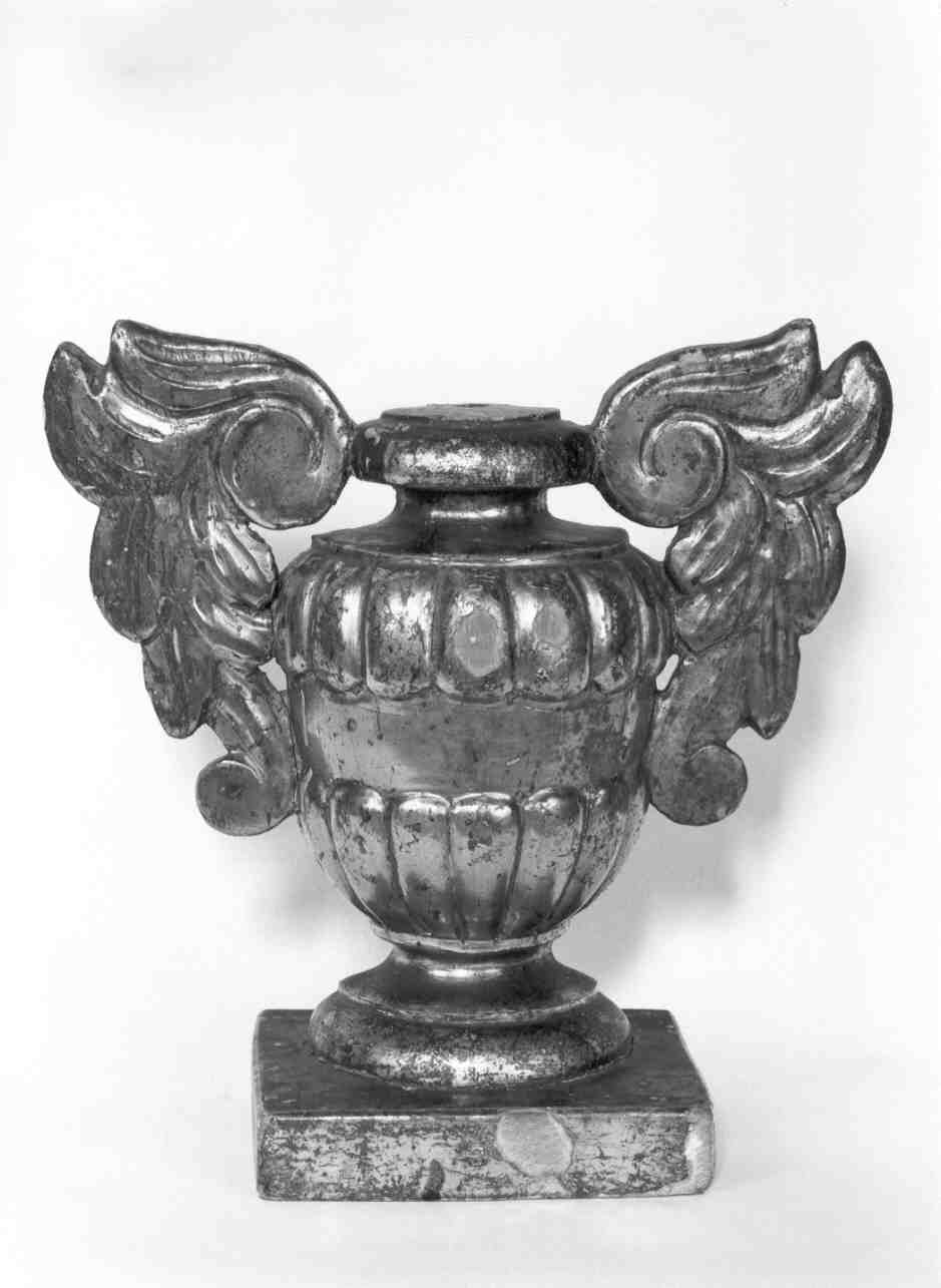 vaso d'altare con composizione floreale, serie - ambito bresciano (prima metà sec. XIX)