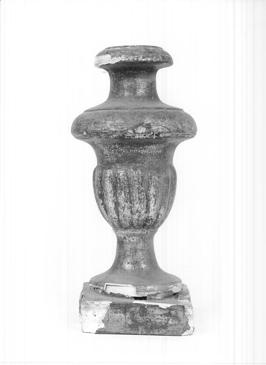 vaso d'altare con composizione floreale, serie - bottega cremonese (seconda metà sec. XIX)