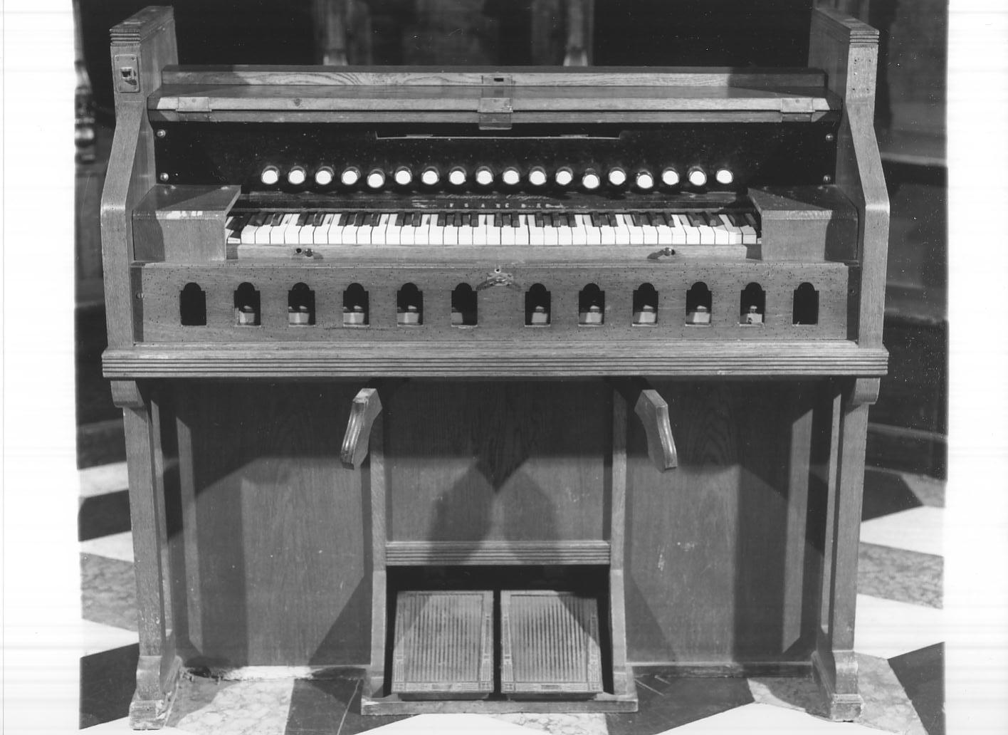 harmonium, opera isolata di Laseonia ditta (secondo quarto sec. XX)