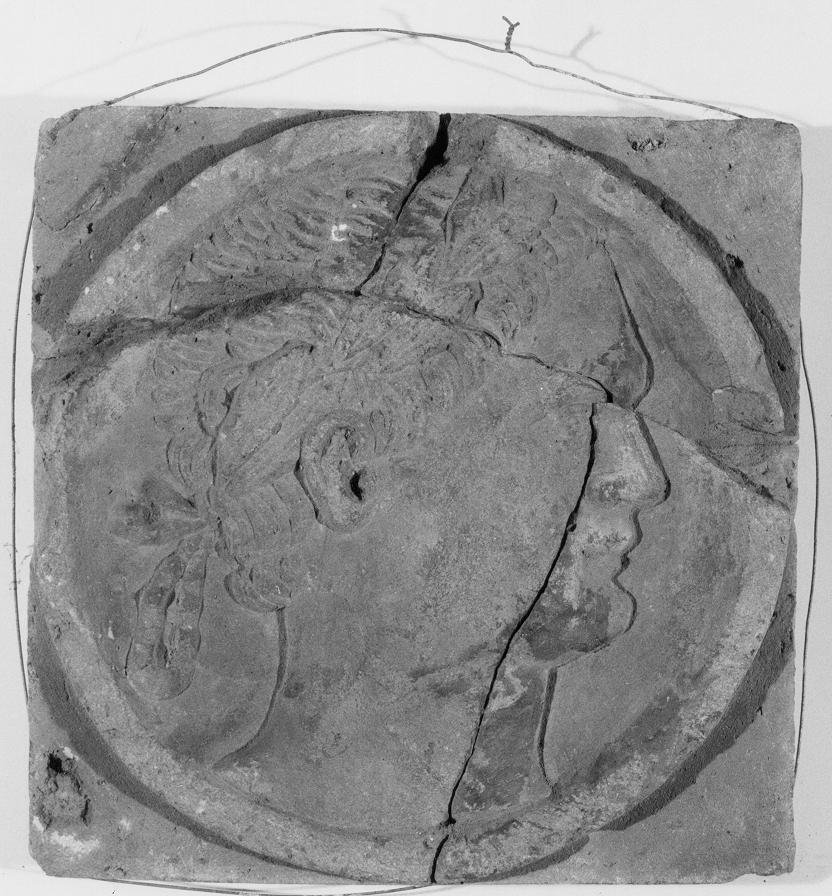 tondo con testa d'imperatore (decorazione plastica, opera isolata) - ambito italiano (prima metà sec. XVI)